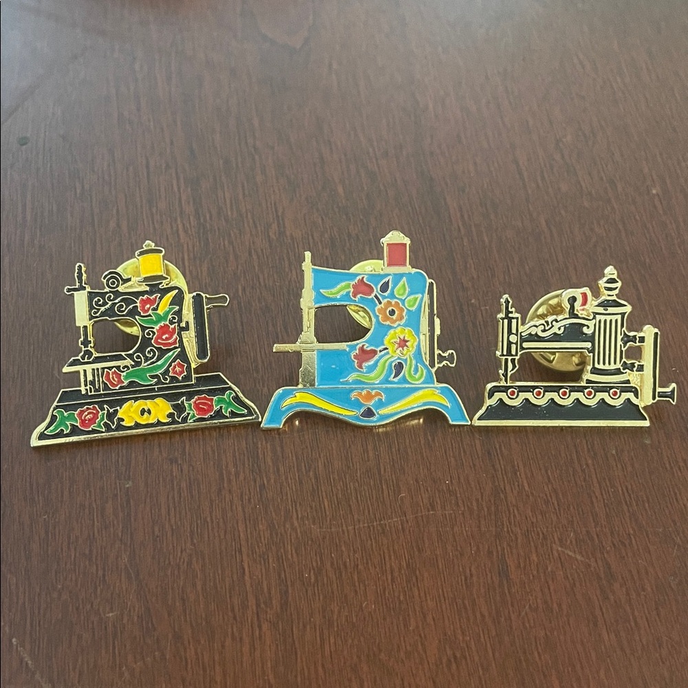Vintage Sewing Machine Brooch Set